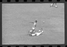 Fotografia "CAMPEONATO CARIOCA DE PROFISSIONAIS DE 1963 (1º TURNO) Jogos - Campeonato Carioca. Flamengo x Madureira (5 x 0) - Vasco x América (2 x 0) e Fluminense x Portuguesa (1 x 1). e Peter Kedzierski, homem voador dos EUA, (Vôo)" ([Local n/d] , 1963) [negativo]. / Fotógrafo(a): Equipe.  -- ITEM-0060.