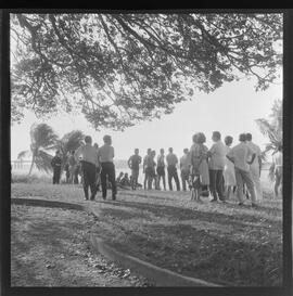 Fotografia "Aspectos da Operação 'Viuva [Viúva] Negra' incendio [incêndio] etc -; GOVERNADOR E ILHA FUNDÃO = OPERAÇÃO 'VIUVA [VIÚVA] NEGRA' A FAB inicia exterminio [extermínio] completo das aranhas Viuvas [Viúvas] Negras' sob comando do cap. medico [médico] Veloso jogando bombas de gasolina gelatinosa e incendiando-as - aspectos da Operação -" ([Local n/d] , 1961) [negativo]. / Fotógrafo(a): Luiz Santos.  -- ITEM-0009.