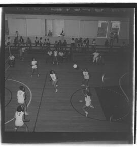 Fotografia "Voleibol - Jogo Tijuca x Fluminense" ([Local n/d] , 1962) [negativo]. / Fotógrafo(a): Democrito.  -- ITEM-0002.