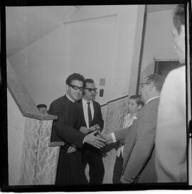 Fotografia "Rebelião dos Lavradores que ocupam Terras em Capivari' Padre Anibal, depondo no Forum de Caxias - caso de Capivari, Reportagem de Broxado" ([Local n/d] , 1963) [negativo]. / Fotógrafo(a): Ferreira.  -- ITEM-0002.