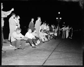 Fotografia "Manifestações populares pelo feito dos brasileiros no Chile" ([Local n/d] , [Data n/d]) [negativo]. / Fotógrafo(a): Jader Neves, Paulo e Ernani Contursi.  -- ITEM-0017.