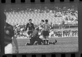 Fotografia "FUTEBOL = 'CAMPEONATO CARIOCA DE PROFISSIONAIS' Jogo Flamengo x Botafogo (3 x 1), America x Portuguesa (2 x 1), Madureira x Bangu (1 x 2), C. Grande x S. Cristovão (1 x 0) e C. Rio x Olaria (1 x 7), Reportagem de Esporte" ([Local n/d] , 1963) [negativo]. / Fotógrafo(a): Equipe.  -- ITEM-0028.