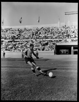 Fotografia "Futebol, treino do Selecionado Brasileiro no Chile" ([Local n/d] , [Data n/d]) [negativo]. / Fotógrafo(a): [Autoria n/d].  -- ITEM-0018.