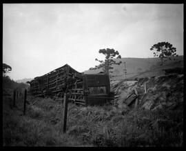 Fotografia "Desastre de trem em Barbacena" ([Local n/d] , [Data n/d]) [negativo]. / Fotógrafo(a): Jankiel.  -- ITEM-0012.