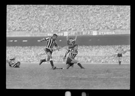 Fotografia "FUTEBOL = 'CAMPEONATO CARIOCA DE PROFISSIONAIS' Jogo Flamengo x Botafogo (3 x 1), America x Portuguesa (2 x 1), Madureira x Bangu (1 x 2), C. Grande x S. Cristovão (1 x 0) e C. Rio x Olaria (1 x 7), Reportagem de Esporte" ([Local n/d] , 1963) [negativo]. / Fotógrafo(a): Equipe.  -- ITEM-0146.