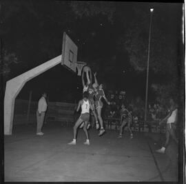 Fotografia "CAMP. BRAS. BASQUETE; 'BASQUETE = CAMPEONATO BRASILEIRO RALIZADO [REALIZADO] EM BRASÍLIA. BRASÍLIA - Campeonato Brasileiro de Basquete (Fases de jogos)" ([Local n/d] , 1963) [negativo]. / Fotógrafo(a): Neville.  -- ITEM-0012.