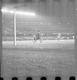 Fotografia "FUTEBOL = Jôgo [Jogo]: BOTAFOGO X OLARIA" ([Local n/d] , 1961) [negativo]. / Fotógrafo(a): Equipe.  -- ITEM-0011.