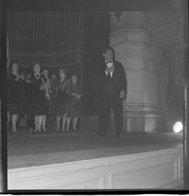 Fotografia "Concurso internacional de Canto; 'CONCURSO INTERNACIONAL DE CANTO' Concurso Internacional de Canto apresentação de candidatos)" ([Local n/d] , 1963) [negativo]. / Fotógrafo(a): Roberto.  -- ITEM-0008.