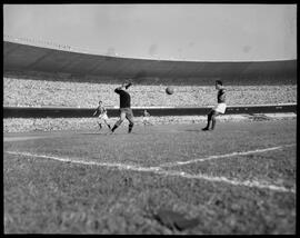 Fotografia "Esporte - Futebol - Palmeiras x Juventus" ([Local n/d] , [Data n/d]) [negativo]. / Fotógrafo(a): Equipe.  -- ITEM-0001.