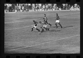 Fotografia "FUTEBOL = 'CAMPEONATO CARIOCA DE PROFISSIONAIS' Jogo Flamengo x Botafogo (3 x 1), America x Portuguesa (2 x 1), Madureira x Bangu (1 x 2), C. Grande x S. Cristovão (1 x 0) e C. Rio x Olaria (1 x 7), Reportagem de Esporte" ([Local n/d] , 1963) [negativo]. / Fotógrafo(a): Equipe.  -- ITEM-0072.