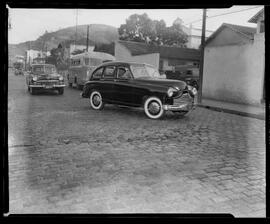 Fotografia "Reportagem de tráfego (Lotações que não param e mau estacionamento)" ([Local n/d] , [Data n/d]) [negativo]. / Fotógrafo(a): Cognac.  -- ITEM-0001.