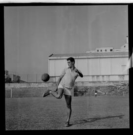 Fotografia "AMERICA F.C.' Rep. c/ Treino do America e reportagem com o goleiro Pompeia em companhia do técnico Daniel Pinto), Reportagem de Esporte" ([Local n/d] , 1963) [negativo]. / Fotógrafo(a): Democrito.  -- ITEM-0003.