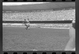 Fotografia "Jogos Campeonato Carioca; 'CAMPEONATO CARIOCA DE 1963' de PROFISSIONAIS (1º Turno) Jogos Vasco x Fluminense (3 x 1) Botafogo x Canto do Rio (3 x 0) America x Madureira (5 x 2) e Olaria x Portuguesa, Reportagem de Esporte" ([Local n/d] , 1963) [negativo]. / Fotógrafo(a): Equipe.  -- ITEM-0265.