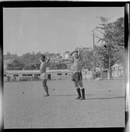 Fotografia "Botafogo F. R.' Garrincha e Quarentinha em treino especial com o preparador físico Adalberto" ([Local n/d] , 1963) [negativo]. / Fotógrafo(a): Democrito.  -- ITEM-0002.