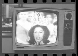 Fotografia "MISS UNIVERSO DE 1963' Miss Brasil na T.V. nos EE.UU. (Reportagem com desfilie [desfile] do Concurso de 'Miss' Universo 1963, com eleição da Brasileira Srta. Iêda Maria Vargas) (Reportagem pela televisão)" ([Local n/d] , 1963) [negativo]. / Fotógrafo(a): Veneziano.  -- ITEM-0004.