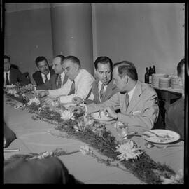 Fotografia "Banquete de 'Última Hora' em homenagem ao Vasco da Gama e Ademar Ferreira da Silva" ([Local n/d] , [Data n/d]) [negativo]. / Fotógrafo(a): Demócrito e Estrela.  -- ITEM-0046.