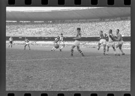 Fotografia "Jogos Campeonato Carioca; 'CAMPEONATO CARIOCA DE 1963' de PROFISSIONAIS (1º Turno) Jogos Vasco x Fluminense (3 x 1) Botafogo x Canto do Rio (3 x 0) America x Madureira (5 x 2) e Olaria x Portuguesa, Reportagem de Esporte" ([Local n/d] , 1963) [negativo]. / Fotógrafo(a): Equipe.  -- ITEM-0288.