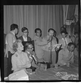 Fotografia "Conferência de Aurelio Viana, Reportagem de Damasceno" ([Local n/d] , 1963) [negativo]. / Fotógrafo(a): Paulo André.  -- ITEM-0005.