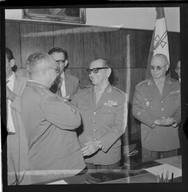 Fotografia "Transmissão Comando I Exército (Gal. Osvino Ferreira Alves, transmite o camando [comando] do 1º Exército ao seu sucessor o Gal. Benjamin Rodrigues Galhardo, com a presença do Min. Jair Dantas Ribeiro" ([Local n/d] , 1963) [negativo]. / Fotógrafo(a): Alvaro.  -- ITEM-0007.