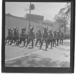 Fotografia "Visita do General Oswino ao C.P.O.R.; EXERCITO. CPOR- visita do comandante do 1º General Osvino Ferreira Alves" ([Local n/d] , 1962) [negativo]. / Fotógrafo(a): Luiz Santos.  -- ITEM-0001.