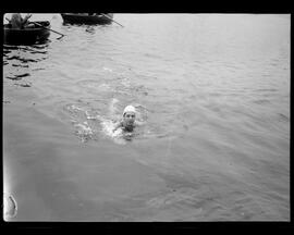 Fotografia "Natação / Urca ao Flamengo" ([Local n/d] , [Data n/d]) [negativo]. / Fotógrafo(a): Angelo.  -- ITEM-0006.