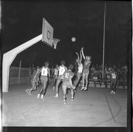 Fotografia "CAMP. BRAS. BASQUETE; 'BASQUETE = CAMPEONATO BRASILEIRO RALIZADO [REALIZADO] EM BRASÍLIA. BRASÍLIA - Campeonato Brasileiro de Basquete (Fases de jogos)" ([Local n/d] , 1963) [negativo]. / Fotógrafo(a): Neville.  -- ITEM-0004.