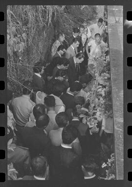 Fotografia "SUICÍDIO DO GUARDA CIVIL' Enterro do guarda suicida (Fernando Miranda, guarda civil que suicidou-se com um tiro no peito na rua Buenos Aires, por ser achar em dificuldades financeiras, reportagem com seu enterro)" ([Local n/d] , 1963) [negativo]. / Fotógrafo(a): L. Pinto.  -- ITEM-0001.