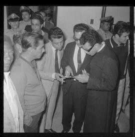 Fotografia "Rebelião dos Lavradores que ocupam Terras em Capivari' Padre Anibal, depondo no Forum de Caxias - caso de Capivari, Reportagem de Broxado" ([Local n/d] , 1963) [negativo]. / Fotógrafo(a): Ferreira.  -- ITEM-0022.