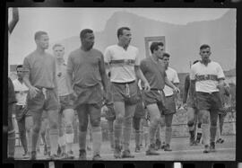 Fotografia "TREINO DO FLAMENGO; 'FLAMENGO FR' Treino do Flamengo com a presença do presidente Fadel Fadel" ([Local n/d] , 1963) [negativo]. / Fotógrafo(a): L. Pinto.  -- ITEM-0004.