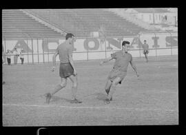 Fotografia "FUTEBOL = FLAMENGO F.C.' treino do Flamengo no Campo do Vasco da Gama" ([Local n/d] , 1963) [negativo]. / Fotógrafo(a): Demócrito Bezerra.  -- ITEM-0004.