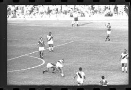 Fotografia "Jogos Campeonato Carioca; 'CAMPEONATO CARIOCA DE 1963' de PROFISSIONAIS (1º Turno) Jogos Vasco x Fluminense (3 x 1) Botafogo x Canto do Rio (3 x 0) America x Madureira (5 x 2) e Olaria x Portuguesa, Reportagem de Esporte" ([Local n/d] , 1963) [negativo]. / Fotógrafo(a): Equipe.  -- ITEM-0227.