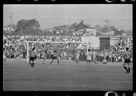 Fotografia "CAMPEONATO CARIOCA DE PROFISSIONAIS DE 1963' (1º TURNO) Jogo Botafogo x Campo Grande (2 x 0)" ([Local n/d] , 1963) [negativo]. / Fotógrafo(a): Demócrito; Ribeiro.  -- ITEM-0006.