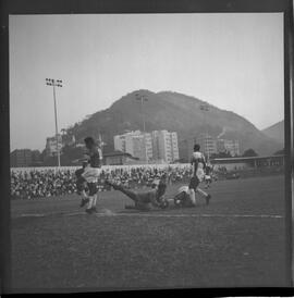 Fotografia "FUTEBOL = 'CAMPEONATO CARIOCA DE PROFISSIONAIS' Jogo Flamengo x Botafogo (3 x 1), America x Portuguesa (2 x 1), Madureira x Bangu (1 x 2), C. Grande x S. Cristovão (1 x 0) e C. Rio x Olaria (1 x 7), Reportagem de Esporte" ([Local n/d] , 1963) [negativo]. / Fotógrafo(a): Equipe.  -- ITEM-0338.