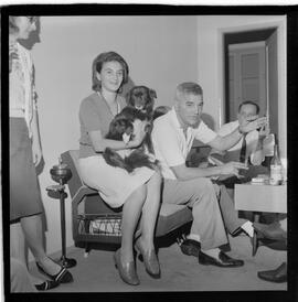 Fotografia "Reportagem 'UH' Entrevista com o técnico Tim do Bangu (em companhia de sua família em sua residência), Reportagem de Geraldo Escobar" ([Local n/d] , 1963) [negativo]. / Fotógrafo(a): Demócrito Bezerra.  -- ITEM-0001.