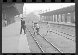 Fotografia "GREVE DOS FERROVIÁRIOS DA LEOPOLDINA' Greve na Leopoldina (Reportagem e uma pombinha na linha Férrea), Reportagem de Cid King" ([Local n/d] , 1963) [negativo]. / Fotógrafo(a): Adyr Vieira.  -- ITEM-0002.