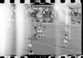 Fotografia "Jogos Campeonato Carioca; 'CAMPEONATO CARIOCA DE 1963' de PROFISSIONAIS (1º Turno) Jogos Vasco x Fluminense (3 x 1) Botafogo x Canto do Rio (3 x 0) America x Madureira (5 x 2) e Olaria x Portuguesa, Reportagem de Esporte" ([Local n/d] , 1963) [negativo]. / Fotógrafo(a): Equipe.  -- ITEM-0003.