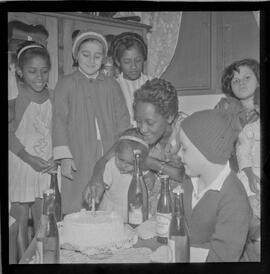 Fotografia "Garrincha - (Senhora) Caso do Desquite de Garrincha em Páu Grande (Reportagem em sua residência com festividades de aniversário de uma de suas Filhas), Reportagem de Oscar Cardoso" ([Local n/d] , 1963) [negativo]. / Fotógrafo(a): Joel.  -- ITEM-0003.