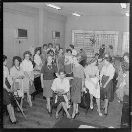 Fotografia "Recepcionistas na redação de Última Hora" ([Local n/d] , [Data n/d]) [negativo]. / Fotógrafo(a): Estrela e Álvaro.  -- ITEM-0008.