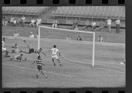 Fotografia "Campeonato Carioca de Profissionais de 63 (1° Turno) Esporte - jogo Fluminense (1 x 0) Bonsucesso" ([Local n/d] , 1963) [negativo]. / Fotógrafo(a): Democrito.  -- ITEM-0082.