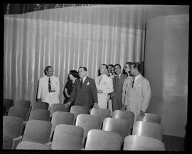 Fotografia "Amaral Peixoto em companhia de Sra. Alzira Vargas e Sr. Wainer na Rádio Clube, por ocasião de seu discurso sobre a administração que vem exercendo no Estado do Rio de Janeiro" ([Local n/d] , [Data n/d]) [negativo]. / Fotógrafo(a): [Autoria n/d].  -- ITEM-0007.