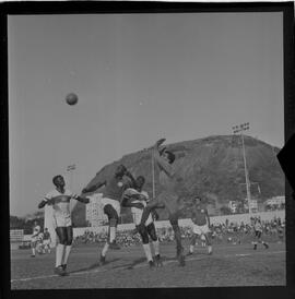 Fotografia "FUTEBOL = 'CAMPEONATO CARIOCA DE PROFISSIONAIS' Jogo Flamengo x Botafogo (3 x 1), America x Portuguesa (2 x 1), Madureira x Bangu (1 x 2), C. Grande x S. Cristovão (1 x 0) e C. Rio x Olaria (1 x 7), Reportagem de Esporte" ([Local n/d] , 1963) [negativo]. / Fotógrafo(a): Equipe.  -- ITEM-0343.