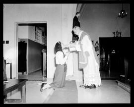 Fotografia "Zulmira Galvão Bueno, fotografias na capela da penitenciária, reportagem de L. Belo" ([Local n/d] , [Data n/d]) [negativo]. / Fotógrafo(a): Jankiel.  -- ITEM-0008.