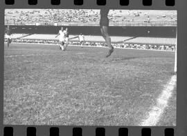 Fotografia "FLUMINENSE X BONSUCESSO; 'CAPEONATO [CAMPEONATO] CARIOCA DE FUTEBOL PROFISSIONAIS' Jogo no Maracanã - Fluminense x Bonsucesso (3x0), sendo que este jogo foi anulado devido a irregularidade havida), Reportagem de Esporte" ([Local n/d] , 1963) [negativo]. / Fotógrafo(a): Demócrito; Ribeiro.  -- ITEM-0026.