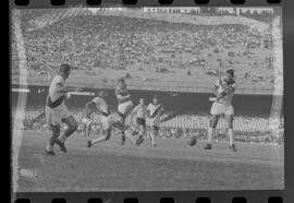 Fotografia "Jogos Campeonato Carioca; 'CAMPEONATO CARIOCA DE 1963' de PROFISSIONAIS (1º Turno) Jogos Vasco x Fluminense (3 x 1) Botafogo x Canto do Rio (3 x 0) America x Madureira (5 x 2) e Olaria x Portuguesa, Reportagem de Esporte" ([Local n/d] , 1963) [negativo]. / Fotógrafo(a): Equipe.  -- ITEM-0094.