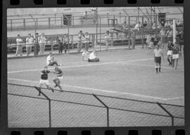 Fotografia "Campeonato Carioca de Profissionais de 63 (1° Turno) Esporte - jogo Fluminense (1 x 0) Bonsucesso" ([Local n/d] , 1963) [negativo]. / Fotógrafo(a): Democrito.  -- ITEM-0076.