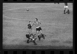 Fotografia "FUTEBOL = 'CAMPEONATO CARIOCA DE PROFISSIONAIS' Jogo Flamengo x Botafogo (3 x 1), America x Portuguesa (2 x 1), Madureira x Bangu (1 x 2), C. Grande x S. Cristovão (1 x 0) e C. Rio x Olaria (1 x 7), Reportagem de Esporte" ([Local n/d] , 1963) [negativo]. / Fotógrafo(a): Equipe.  -- ITEM-0073.