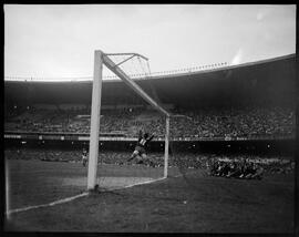 Fotografia "Esporte - Futebol Vasco x Nacional" ([Local n/d] , [Data n/d]) [negativo]. / Fotógrafo(a): Equipe.  -- ITEM-0005.