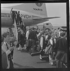 Fotografia "Coral de crianças alemãs. ('Coral de Bockeburg') em desembarque no Galeão" ([Local n/d] , 1963) [negativo]. / Fotógrafo(a): Méra.  -- ITEM-0013.