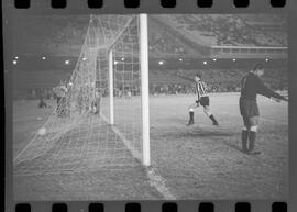 Fotografia "Futebol; 'FUTEBOL = LIBERTADORES DAS AMÉRICAS' Botafogo x Alianza de Lima (2 x 1) (Fases do jogo realizado no Maracanã)" ([Local n/d] , 1963) [negativo]. / Fotógrafo(a): Demócrito.  -- ITEM-0049.