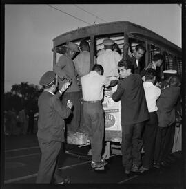 Fotografia "Transportes coletivos - R.J.- bondes, passageiros, etc., Reportagem Geral" ([Local n/d] , [Data n/d]) [negativo]. / Fotógrafo(a): Equipe.  -- ITEM-0001.